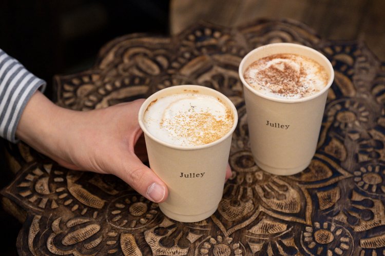 手前からラムチャイ700円、カカオチャイ680円。