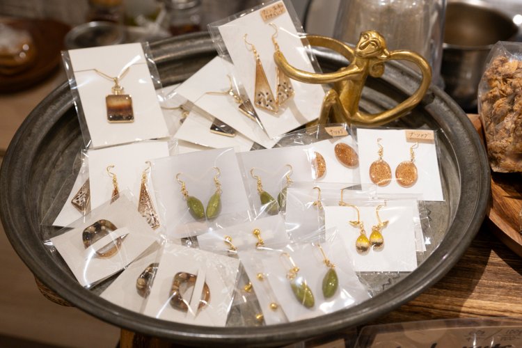 ペッパーやコリアンダーなどスパイスを樹脂で固めたオリジナルアクセサリー。