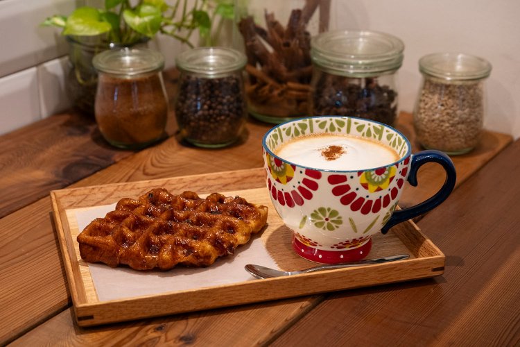 大ぶりのカップにSNSでは「どんぶりチャイ」との愛称も。ワッフルは北欧で人気のカルダモンバンズから発想。