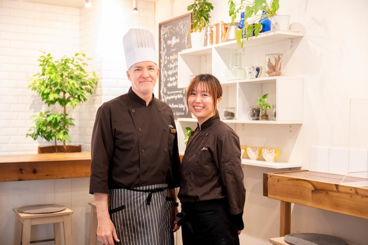 リチャードさんと接客担当の河内さん。