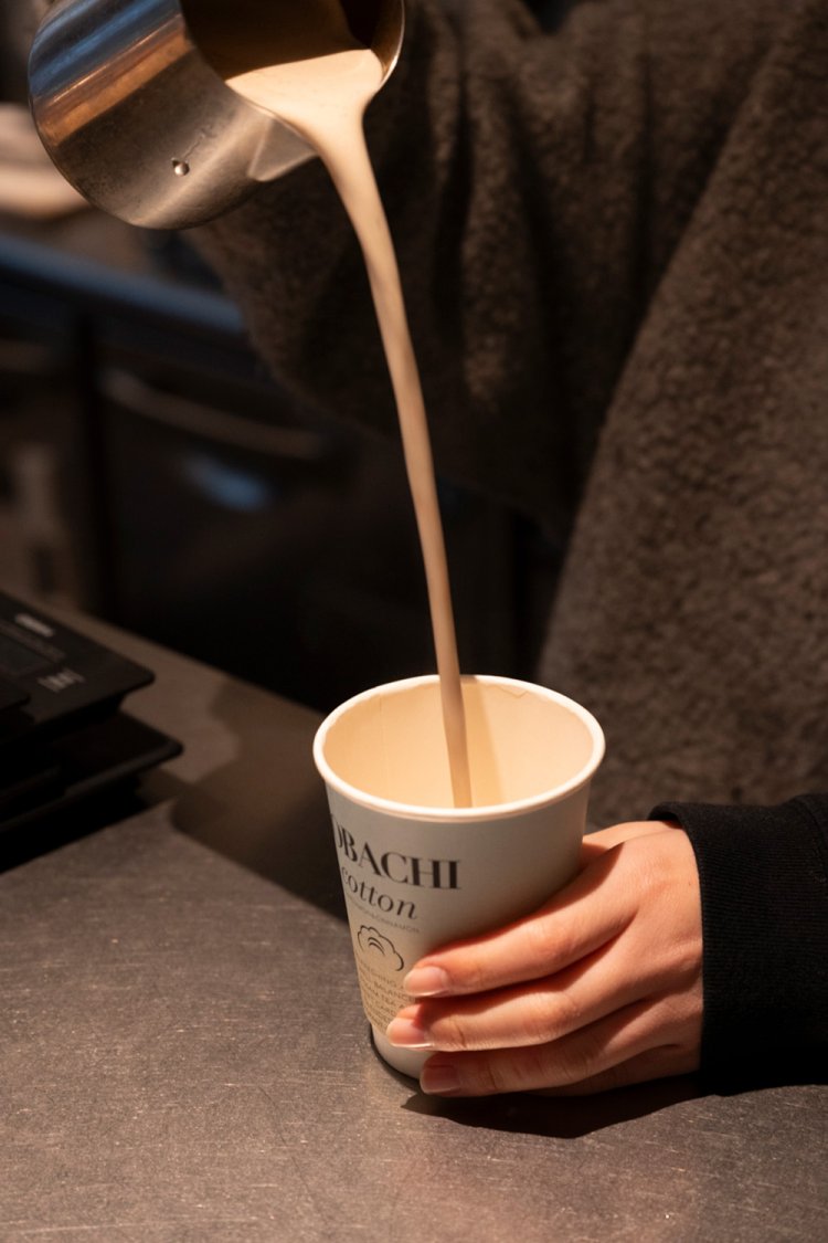 チャイは高い所から落として空気を含ませ、なめらかな質感に。