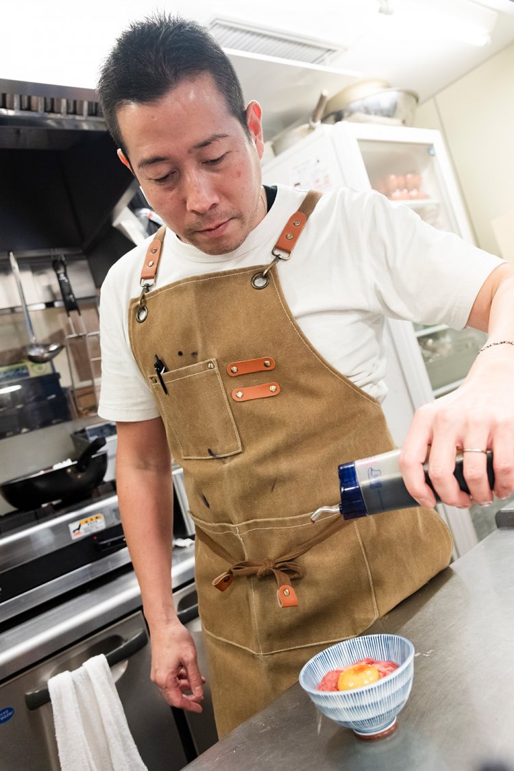 店主の山本さん。「一人で炭火焼き肉が食べたくなったらぜひうちへ！」