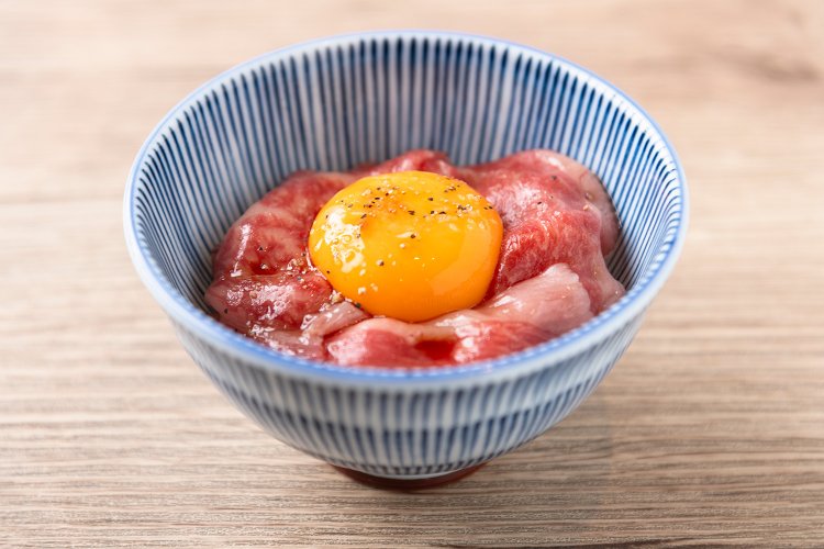 和牛のリブロースを軽く炙ったリブ飯550円。