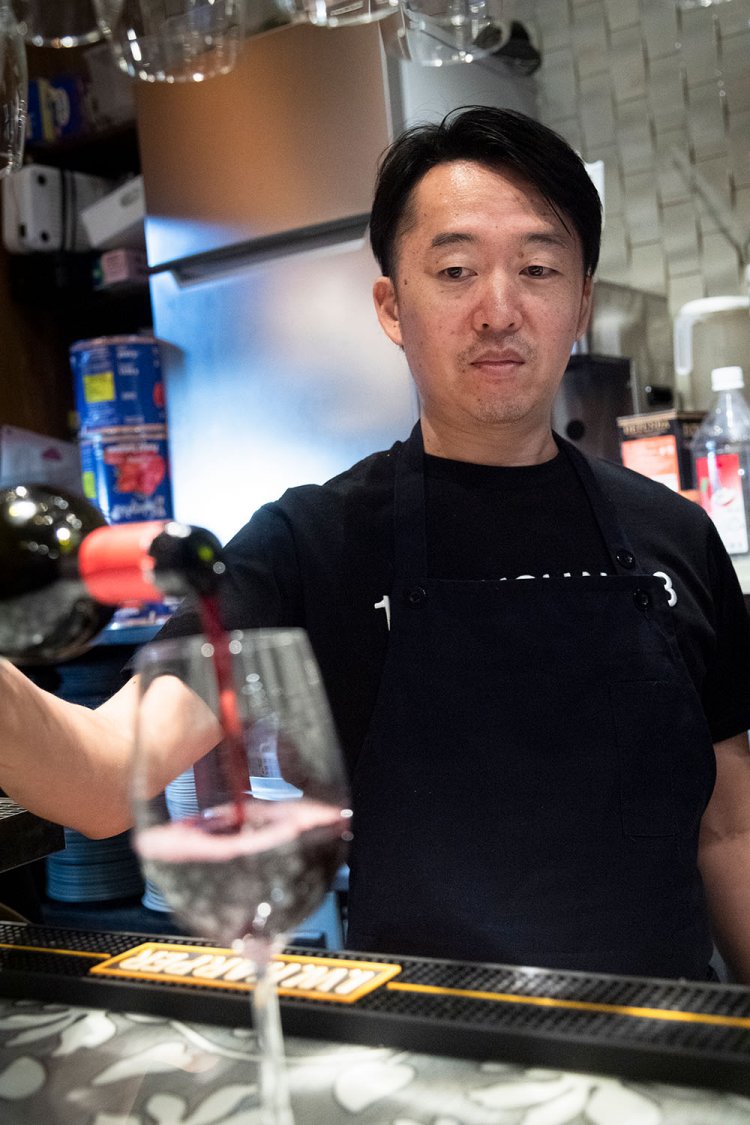 店主の能勢さん。「自分で焼いて楽しむジビエにも力を入れてます」