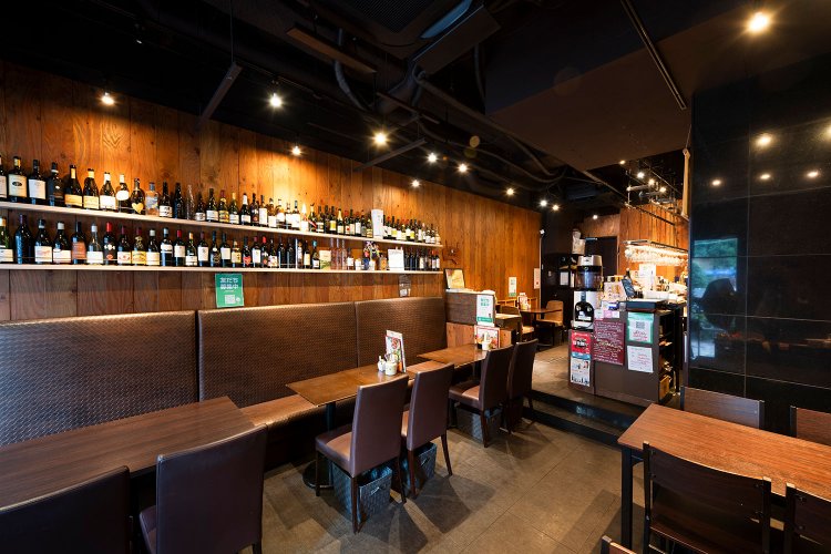 奥にカウンター席も。