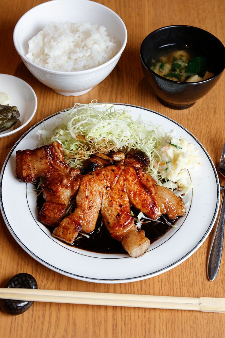 四日市トンテキ1600円（ランチ価格、昼はご飯、みそ汁、キャベツがお替わり可）。夜は単品で1680円。林SPFを筆頭に国産ブランド豚のロースを使用。ご飯は長野の八重原米。