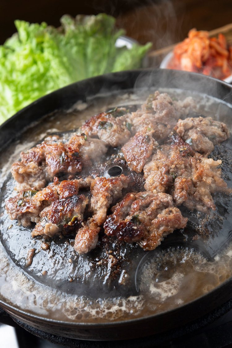 プルコギ1人前1700円（注文は2人前から）。サニーレタス、キムチ付き。