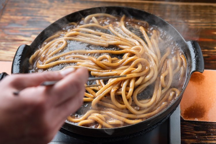 うどん１玉360円。タレを絡めるように焼き上げる。