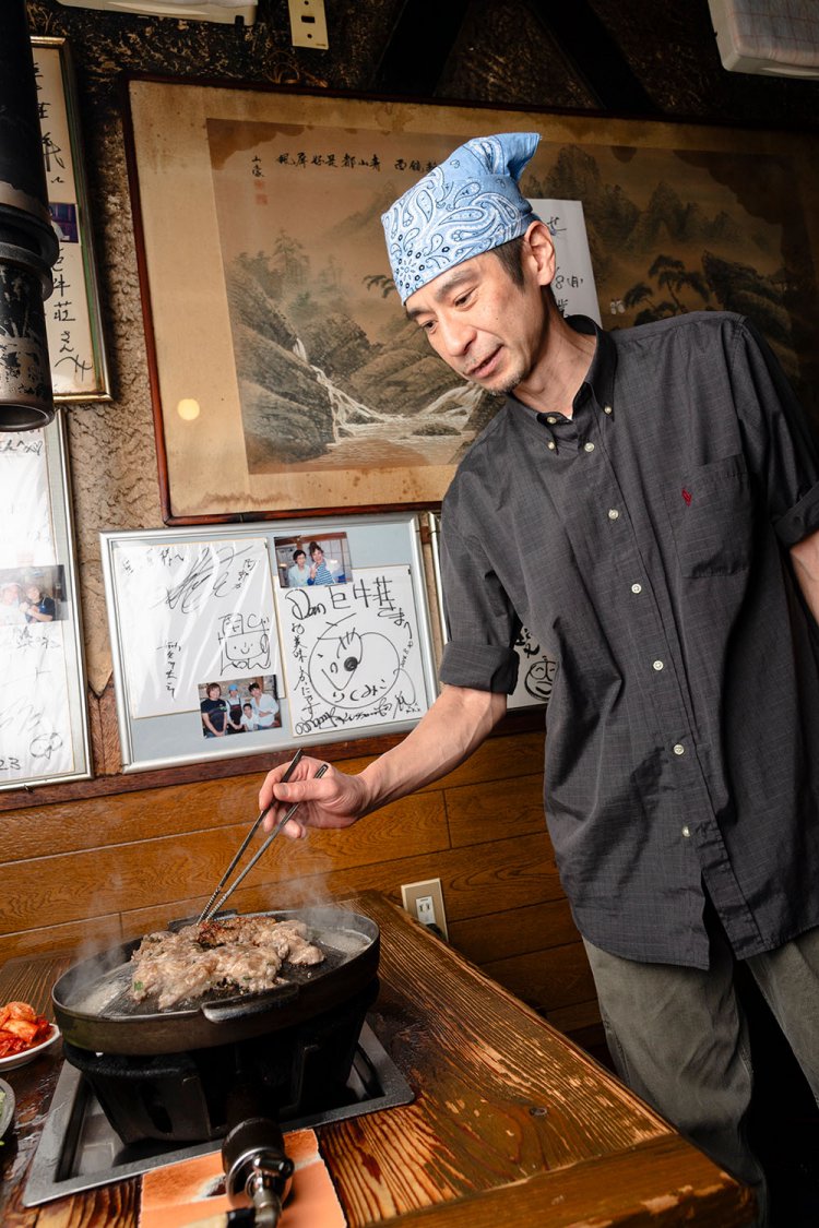 2代目の桜井君平さん。肉はスタッフが焼いてくれる。「父が研究を重ねて作り上げた味を守るのみ」