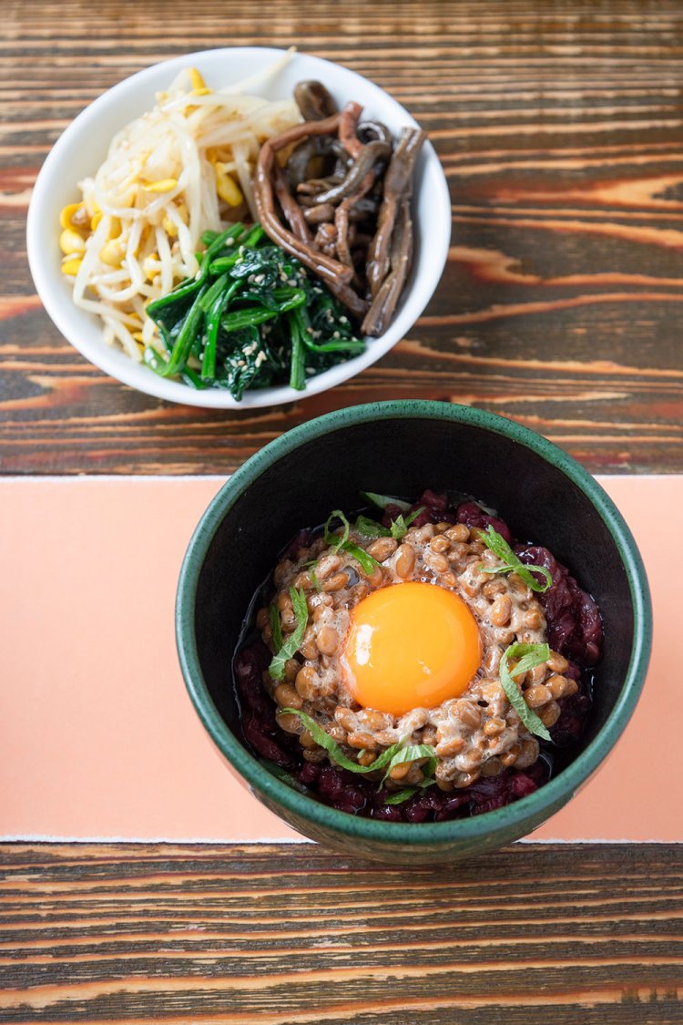 馬肉を使った納豆ユッケ1200円、ナムル盛り合わせ600円。