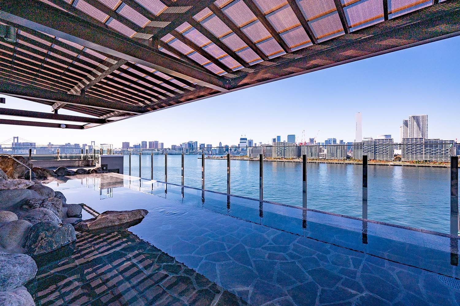 男湯露天風呂。東京湾を望む開放的な空間。