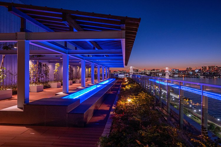 一般無料開放の「千客万来足湯庭園」。「Café six」「スカイダイニング」が隣接する。