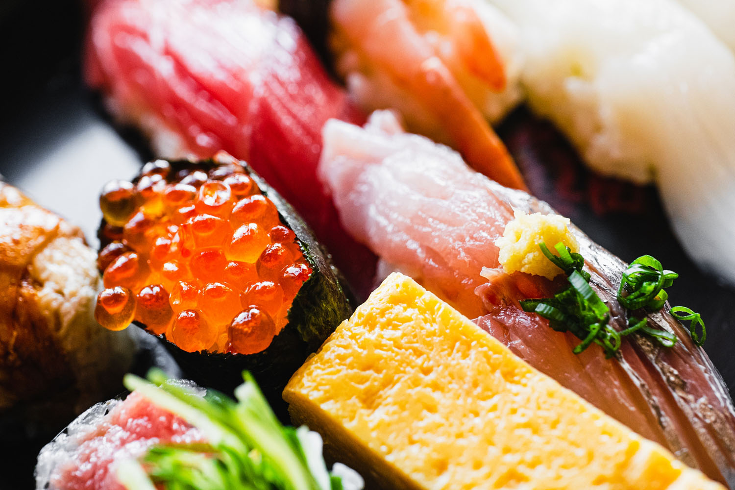 寿司から 海鮮丼まで、新鮮な海鮮を扱う店舗が多数。