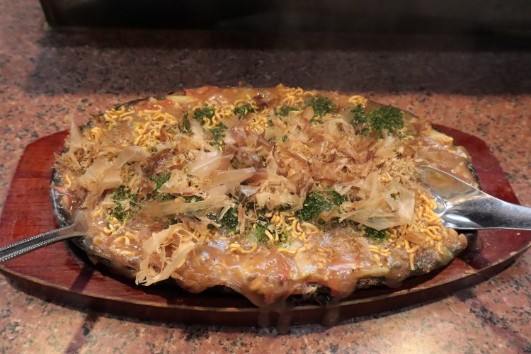 下町もんじゃ鉄板焼き550円は、アツアツでかつお節が踊ります。