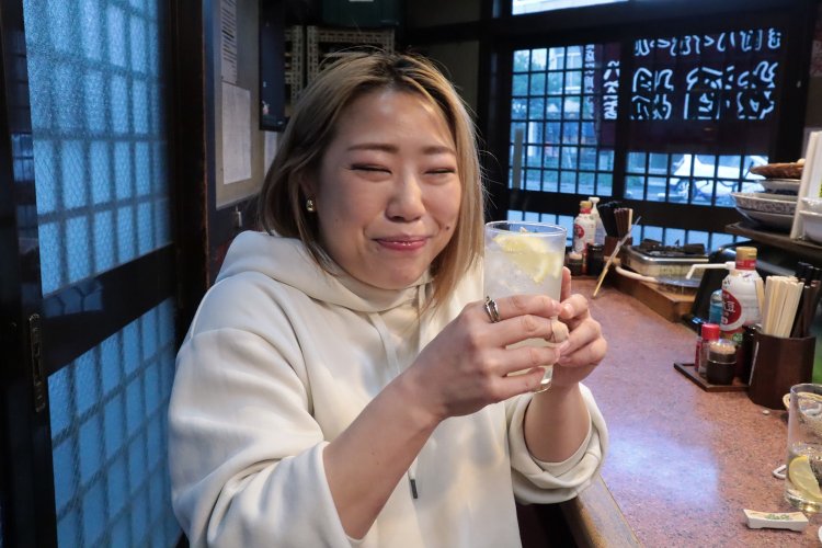 白ハイボール（生絞りレモン入り）500円。レモンの酸味に顔が思わず……。