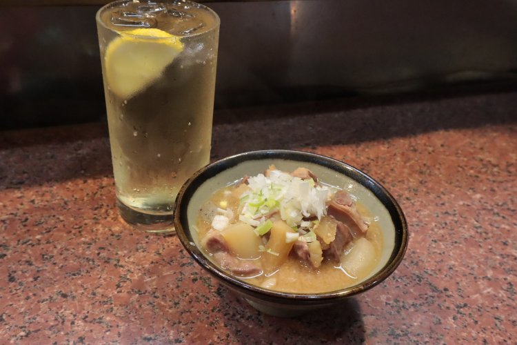 染み染みのもつ煮込み500円と、焼酎ハイボールは相性抜群。