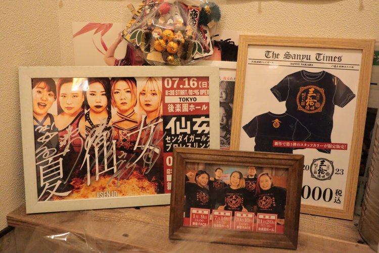 トイレには仙女のポスターがズラリ！　仙女のトイレみたい（笑）。