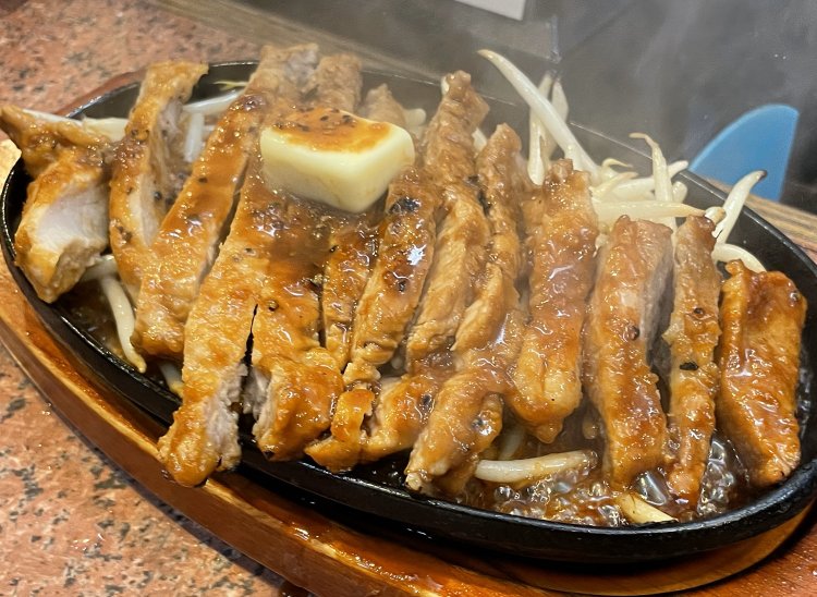 日替わりメニューの厚切りポークジンジャー1600円もYABAIおいしさ！