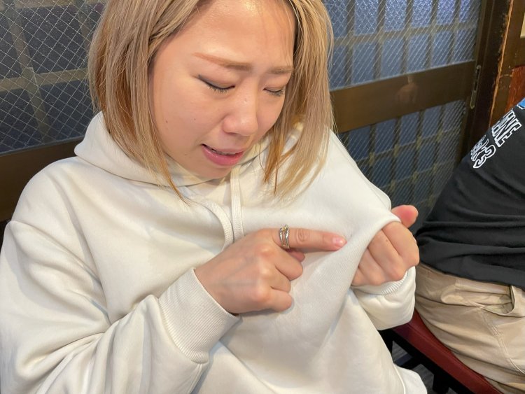 服にタレをこぼしてシミが～（涙）。酔っ払うとこうなっちゃいます。