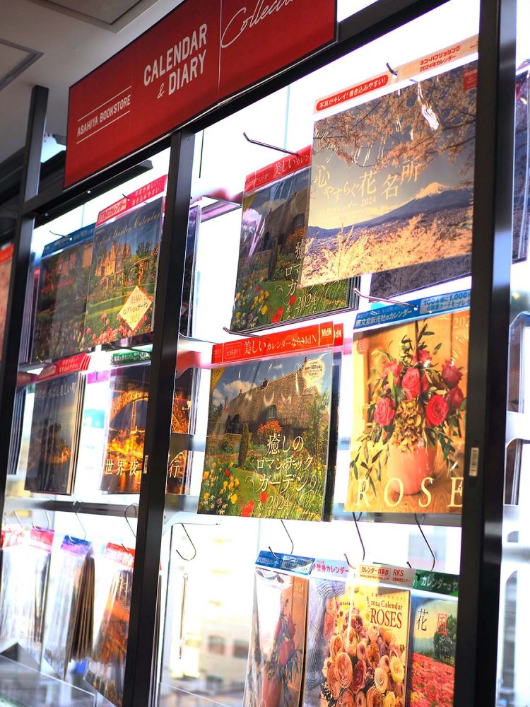 種類によっては全国一の売り上げを誇るというカレンダーなど季節商品も充実！