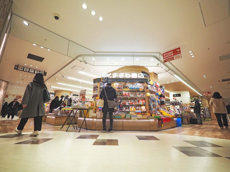 二方向の通路に面しており、オープンな雰囲気が広がる。