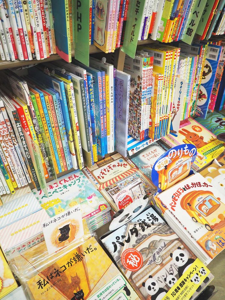 入りやすい通路からすぐの場所にある児童書コーナー。