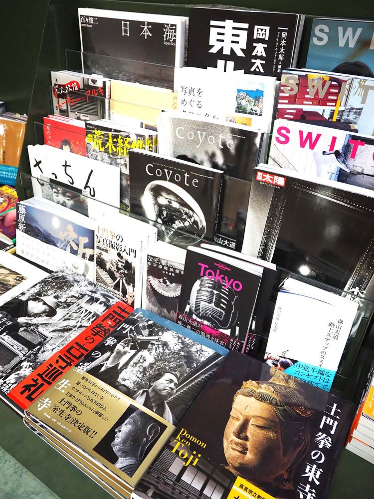 藤川店長イチオシの写真集・美術書コーナー。掘り出し物が見つかるかも？