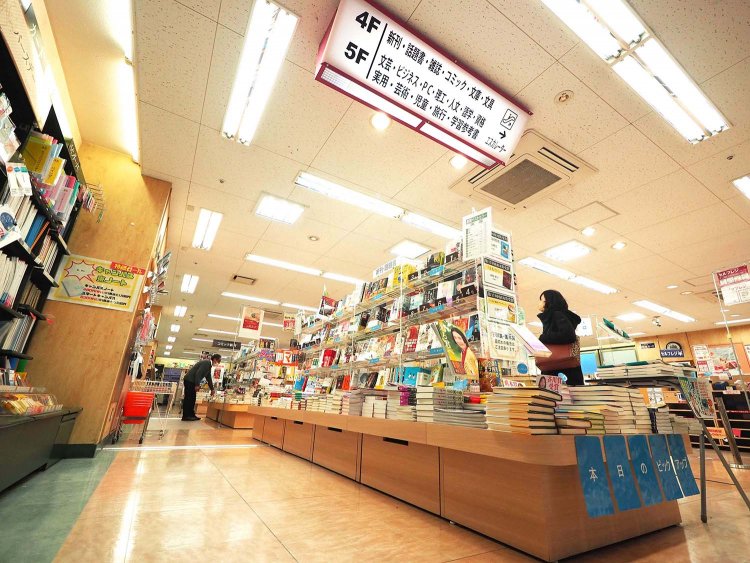 入り口正面には新刊が。