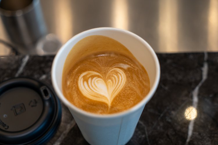 カフェのメニューはドリンクのみ。いつもは蓋をしてから手渡すカフェラテ600円。