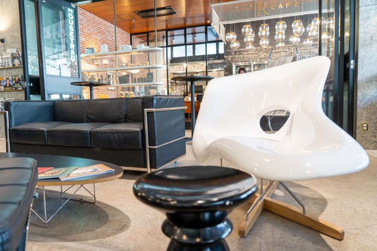 ル・コルビュジエの「LC2」（左）とイームズの「ラ シェーズ」（右）。手前の黒いスツールもイームズのデザインだ。