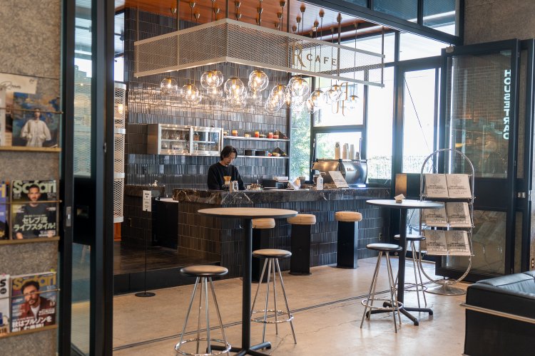 たくさんの椅子が置かれている場所は、レンタルスペースとしてもカフェとしても使える。なおHOUSETRADの事務所もカフェカウンターの奥に入居している。