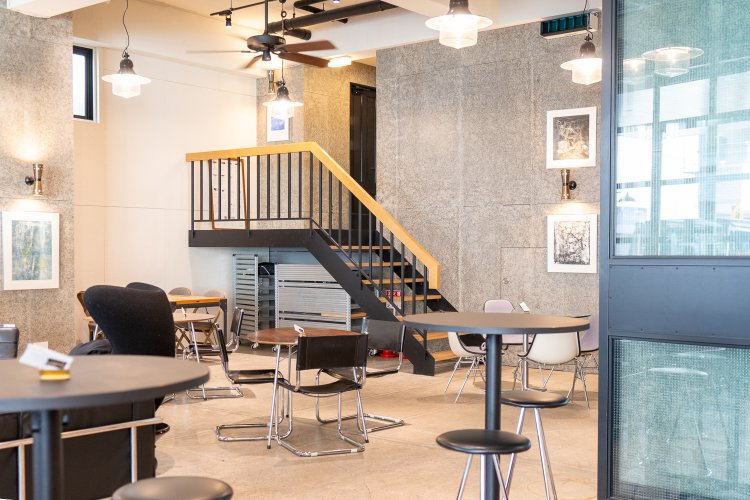 好みの椅子やテーブルでパソコンを広げて作業する人の姿もよく見かけられる。