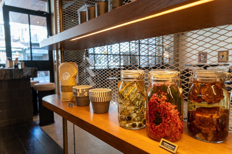 『HOUSETRAD』オリジナルの家具や小物も置かれている。