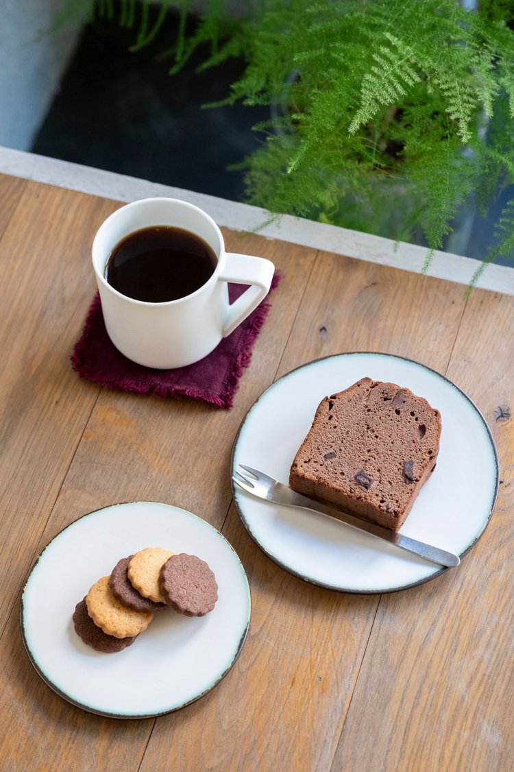 ドリップコーヒーホット600円～。「エチオピア・アリチャ」はジャスミンティーのよう。パウンドケーキ500円、クッキー350円。