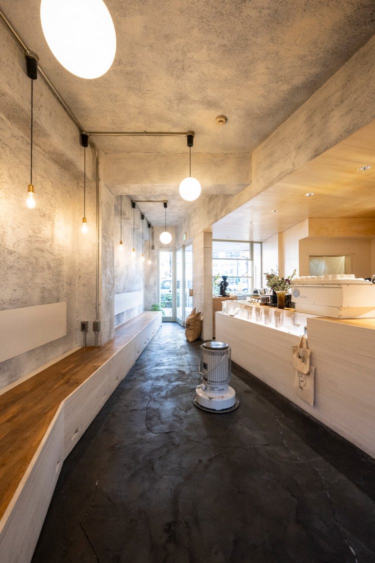 細長く奥行のある空間を生かしたベンチスタイル。