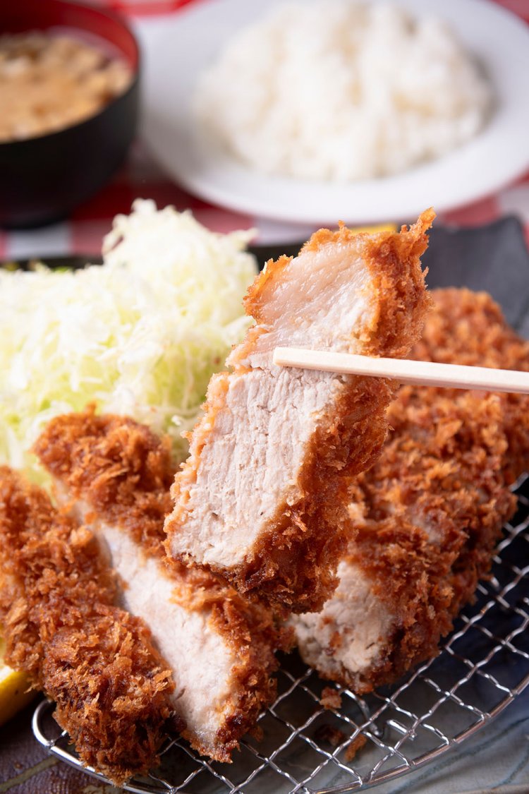 岩中のロースカツ2200円。320ｇでこの価格は茨城食肉市場直送だからこそ。