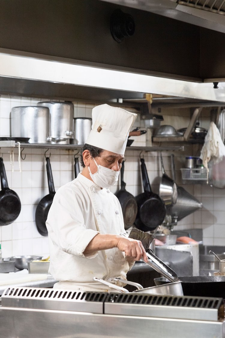 店内から調理風景が見える。