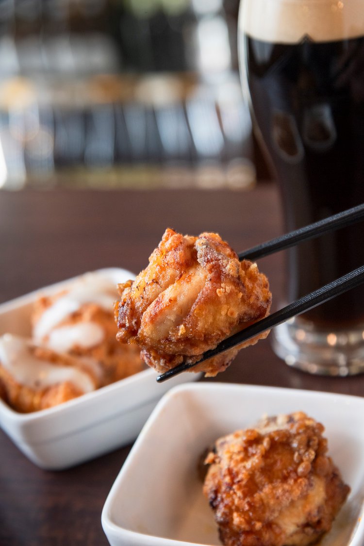 醤油麹みりんだれのもも肉2個350円（手前）、甘酒マヨネーズのむね肉2個300円。