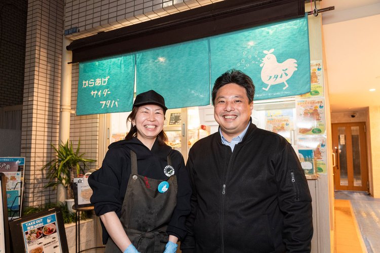 オーナーの関明泰さん（右）。唐揚げを担当するのは妻の真弓さん（左）。「唐揚げとオリジナルのトップサイダーも相性抜群です」