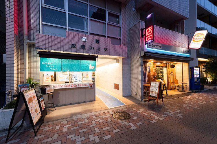 唐揚げ店はサイダーをイメージした青いのれんが目印。