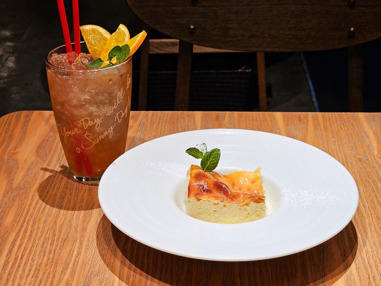 オレンジティーレモネード 638円、北海道産卵のチーズ入りプリン～キャラメルクリームソース～ 715円。