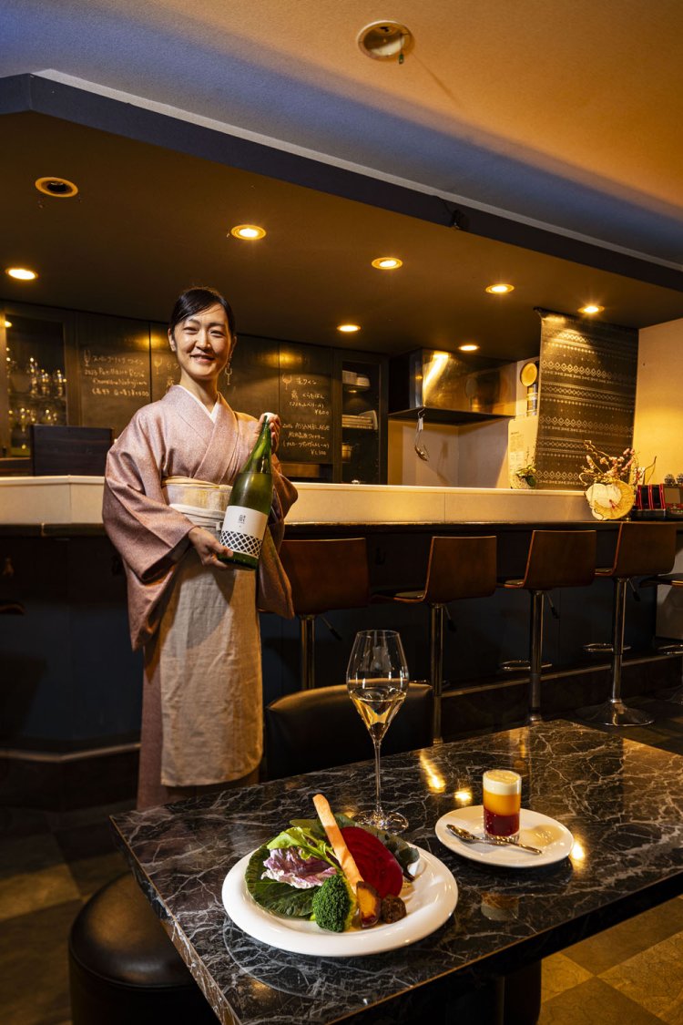 着物姿の店主・木村さん。エリー農園の新鮮野菜880円、「くらむぼん甲州」グラス880円など。