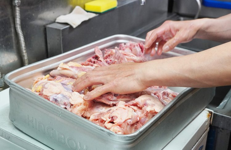 鶏肉を一つ一つ洗ってきれいに配置。
