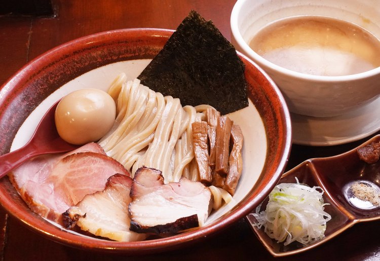 特製つけ麺。極太麺は並盛りでは200g。