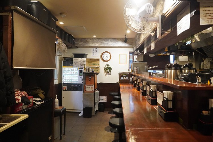 L字のカウンターで、席同士はゆとりのある広さ。