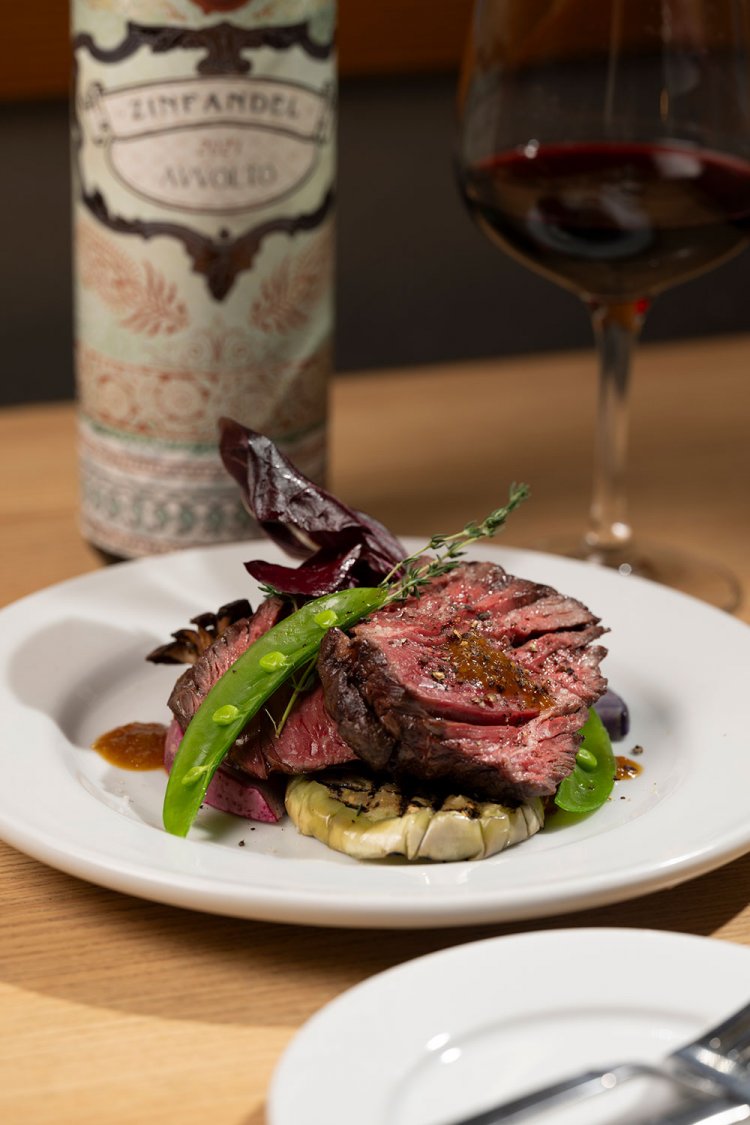 食べ応え満点、アンガスビーフのさがりのステーキ2800円（夜）。