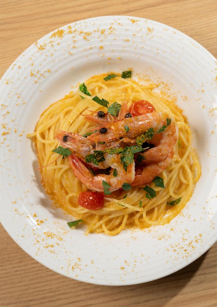 天使の海老とからすみのオイルパスタ1580円。パスタは常時5種以上を用意。