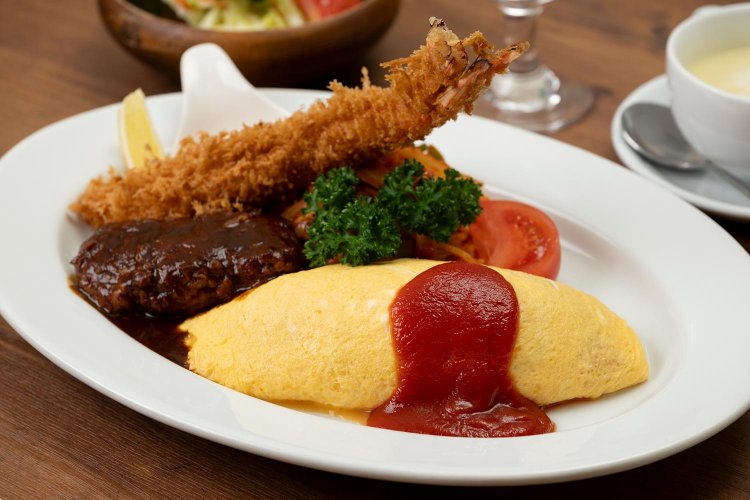 自分へのごほうびに注文する人も多いデラックスプレート3278円。コールスロー、サラダ、ポタージュが付く。