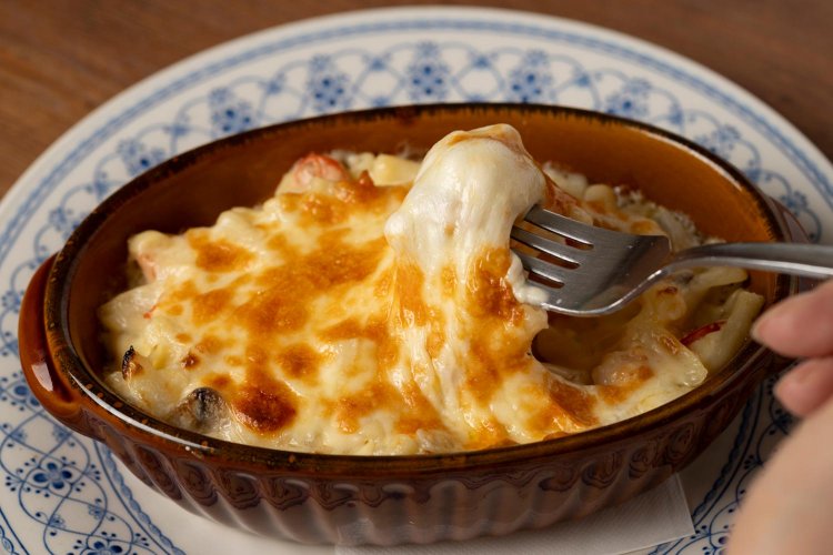エビマカロニグラタン1595円。「ここの味を知ったら他では食べられない」というファンも多い。