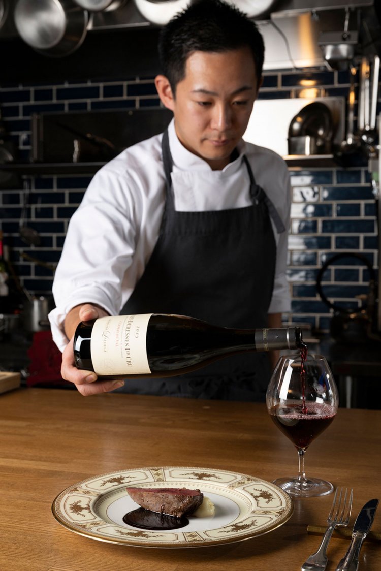 自らワインを注ぐ白井さん。